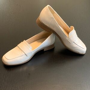 Liz Claiborne Cream Loafers for Women